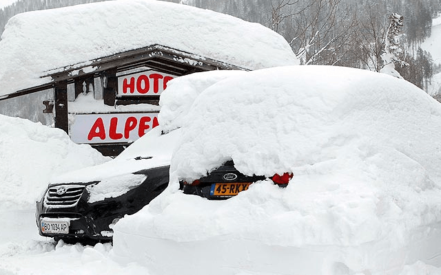 Freak Snowfall in Austrian Tirol Strands Holidaymakers