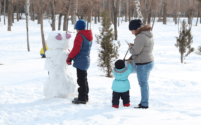 winter family scenes