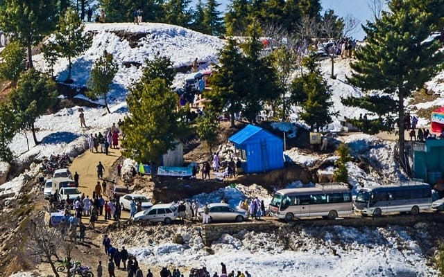 skiing in india